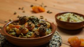 طريقة عمل طاجين صدر الدجاج مع المشمش و الجوز