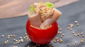 طريقة عمل أكواب الطماطم الصغيرة بالخس و الحبش