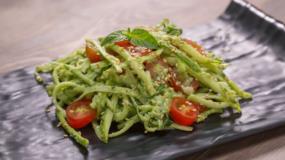 طريقة عمل نودلز الكوسا مع صوص الأفوكادو
