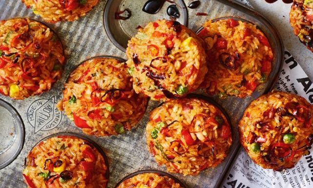 طريقة عمل أكواب الأرز المقلي بترياكي الدجاج