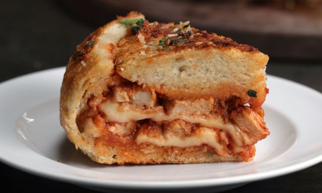 طريقة عمل وعاء الخبز بالدجاج والبارميزان Just Food