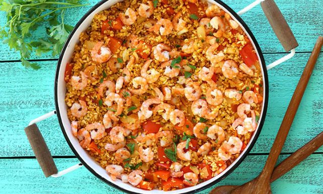 طريقة عمل وعاء الأرز بالجمبري الحار والقرنبيط