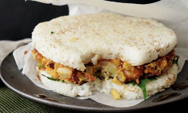 طريقة عمل برجر الأرز بتمبورا الجمبري