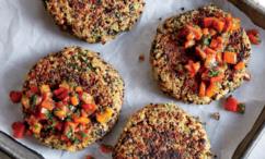 طريقة عمل كعكات الأرز بالكينوا مع الدجاج على طريقة دول البحر المتوسط