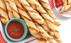 طريقة عمل لفائف بيتزا البيبروني الحلزونية