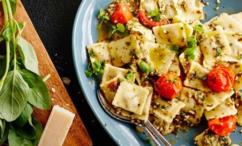 طريقة عمل رافيولي بالطماطم المشوية وصوص البيستو