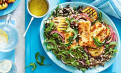 طريقة عمل سلطة الأرز البني مع جبن الحلوم المقلي