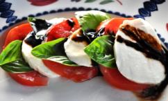 طريقة عمل سلطة الطماطم بالموزاريلا وصوص خل البلسمي