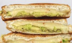 طريقة عمل شطيرة الجبن المشوي بالأفوكادو