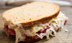 طريقة عمل ساندويتش الكورند بيف