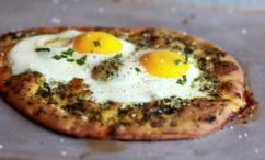 طريقة عمل البيتزا بالبيض و النقانق