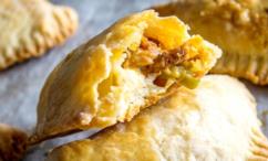 طريقة عمل فطائر الامبانادا بالدجاج مع الهالبينو والجبن الكريمي