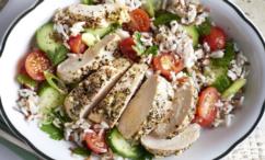 طريقة عمل دجاج يوناني مع سلطة الأرز بالطماطم