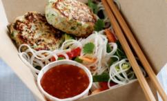 طريقة عمل سلطة النودلز مع فطائر الدجاج