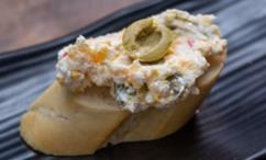 طريقة عمل غموس الزيتون الأخضر بجبن التشيدر والفلفل الأحمر