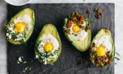 طريقة عمل البيض المخبوز في الفرن بالأفوكادو