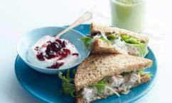 طريقة عمل ساندويتشات الدجاج بالأعشاب مع سموثي الأفوكادو بالتفاح