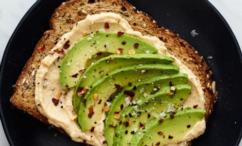 طريقة عمل توست بمتبل الحمص والأفوكادو