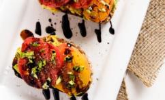 طريقة عمل توست الأفوكادو بالطماطم مع صوص خل البلسمي