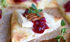 طريقة عمل لقيمات جبن البري الأبيض بالكرانبيري والبيكان