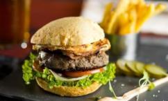 طريقة عمل ساندويتش البرجر في خبز الجبن البرازيلي