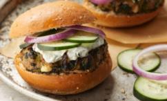 طريقة عمل برجر الديك الرومي بصوص التزاتزيكي وسلطة الطماطم اليونانية