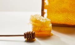 فوائد شمع العسل للشعر