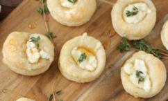 طريقة عمل لقيمات جبن الماعز بالعسل