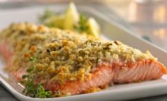 طريقة عمل السلمون بالبارميزان والأعشاب في الفرن