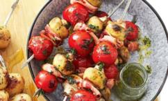 طريقة عمل أسياخ الطماطم الشيري المشوية المتبلة