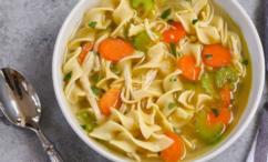 طريقة عمل حساء النودلز بالدجاج في قدر الطهي الفوري