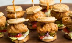 طريقة عمل شطائر الوافل والدجاج الصغيرة