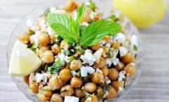 طريقة عمل سلطة جبن الفيتا بالأفوكادو والحمص