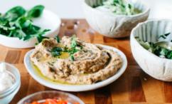 طريقة عمل متبل الحمص مع حبات الحمص المقلية