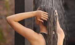 أضرار الماء البارد للشعر