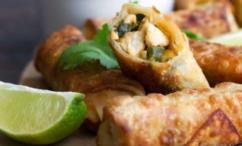 طريقة عمل لفافات البيض الجنوبية الغربية مع صوص الأفوكادو بالكزبرة