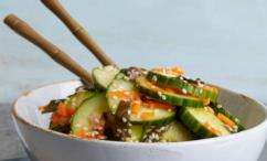 طريقة عمل سلطة الخيار التايلاندية بصوص الزنجبيل بالسمسم