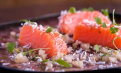 طريقة عمل السلمون المنقط المملح بالشمر والحمضيات