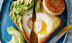 طريقة عمل توست البيض المقلي بالأفوكادو