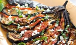 طريقة عمل مراوح الباذنجان المشوي والكوسا والقرع الأصفر مع الطماطم والجبن