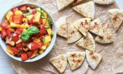 طريقة عمل رقائق شيبس البيتا مع السالسا بالمانجو والفراولة