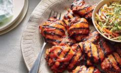 طريقة عمل الدجاج المشوي مع صوص المستردة بالعسل والبصل الأحمر