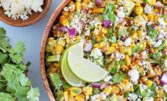 طريقة عمل سلطة الذرة المشوية بالليمون الحامض والفلفل الأحمر الحار مع جبن الكوتاج