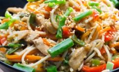 طريقة عمل شومين نودلز بالدجاج والخضروات