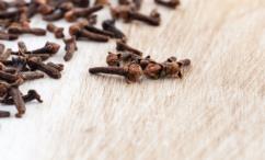 اضرار القرنفل للشعر