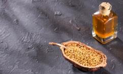 أضرار زيت الحلبة للشعر