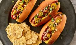 طريقة عمل الهوت دوغ بصوص السريراتشا والعسل