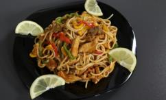 طريقة عمل معكرونة ترياكي مع الدجاج و الخضار