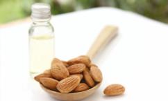 أضرار زيت اللوز الحلو للشعر