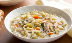 طريقة عمل حساء النودلز بالدجاج